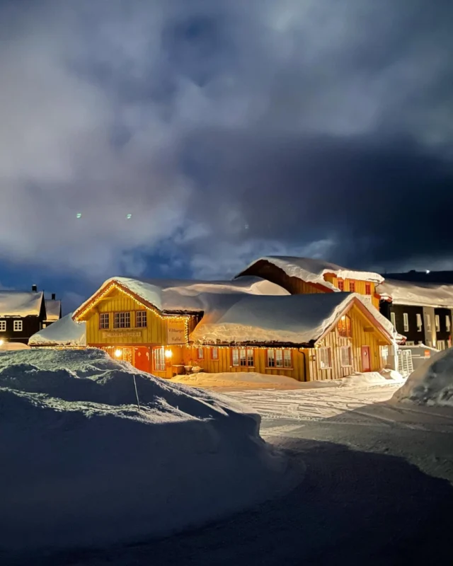 Vi gleder oss til vinteren virkelig slår til, og vil tipse om at du nå kan få en god deal på overnatting hos oss i vinter. Velg mellom: 

👙 2 netter inkludert billett til Hovden Fjellbad (per person)
🛷 3 netter for prisen av 2
❄️ 5 netter for prisen av 3 

Ta kontakt på telefon (37 93 95 43) eller på hovdenfjellstoge.no 

#setesdal #hovden #fjellbyenhovden